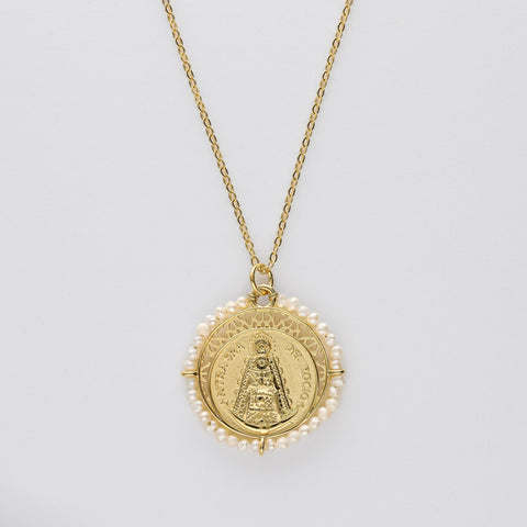 Colgante medalla Virgen del Rocio plata de ley bañada en oro y perlas