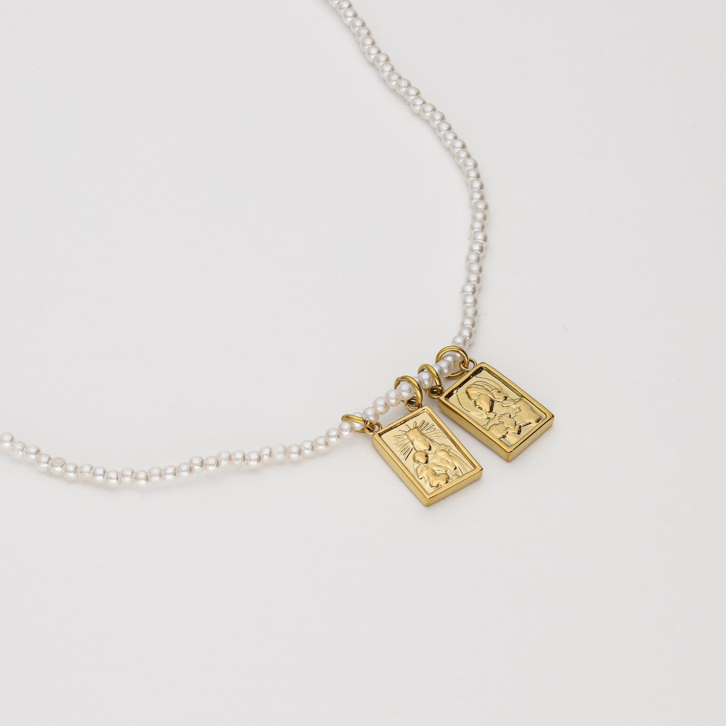Collar de perlas con escapularios