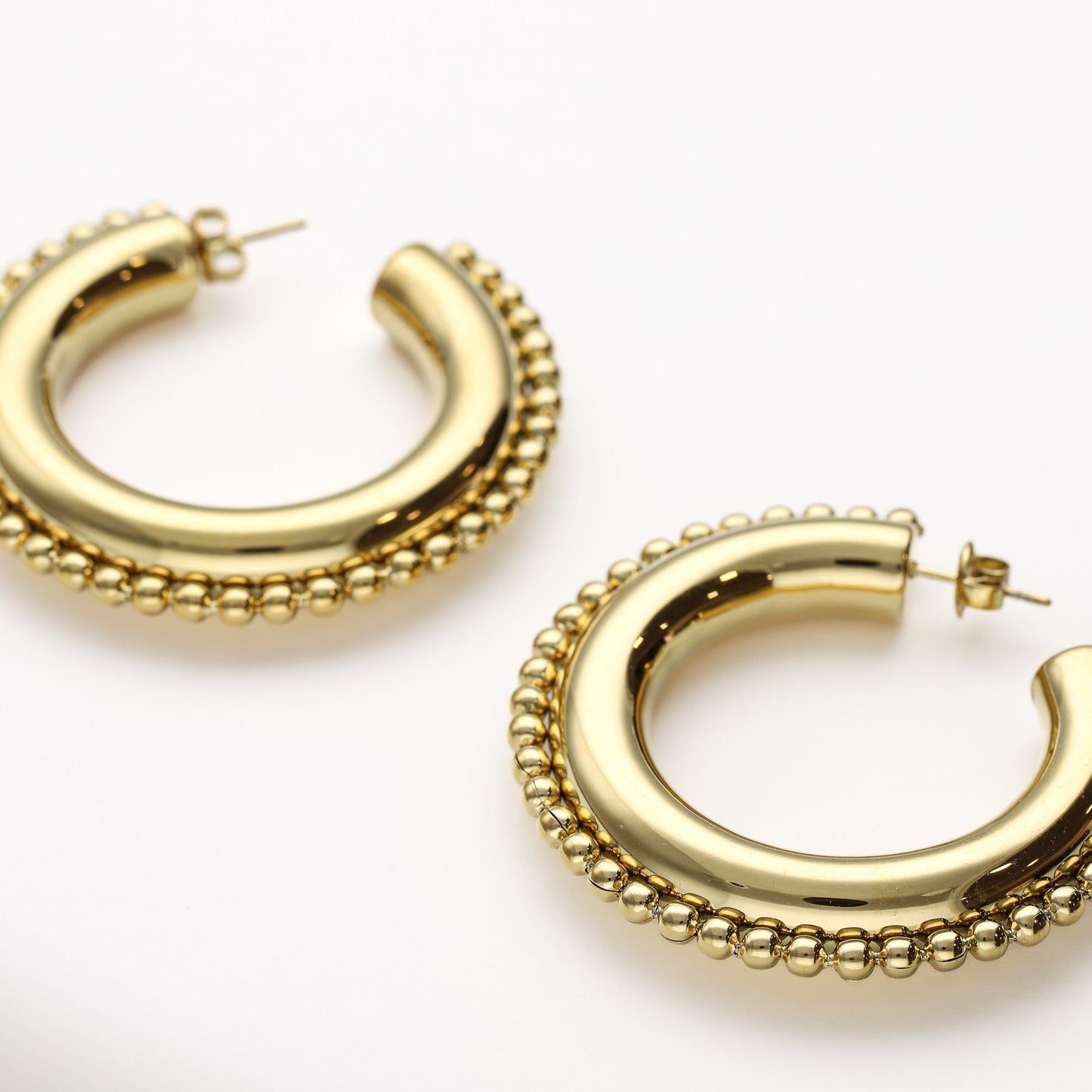 Los pendientes Zingara son unos aros waerproof de diseño XL de 50 mm y cierre presión- Bendita Eva