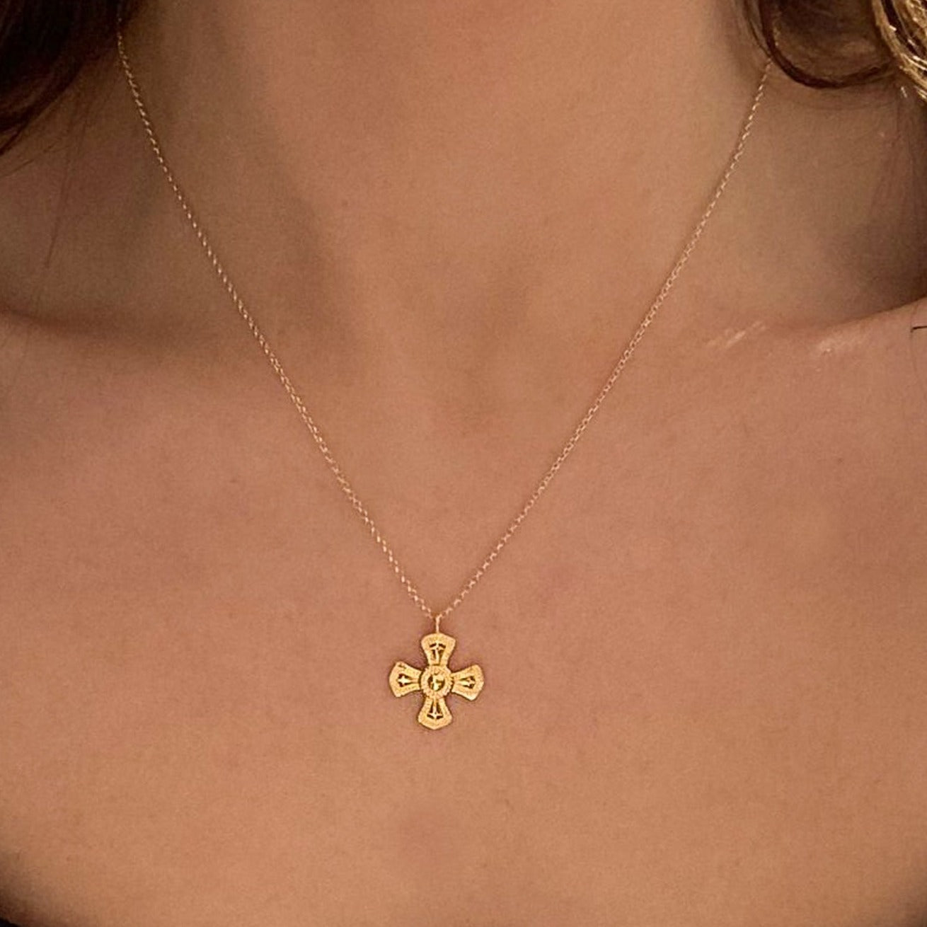 colgante cruz plata de ley 925 y baño de oro de 18 kt- Bendita Eva