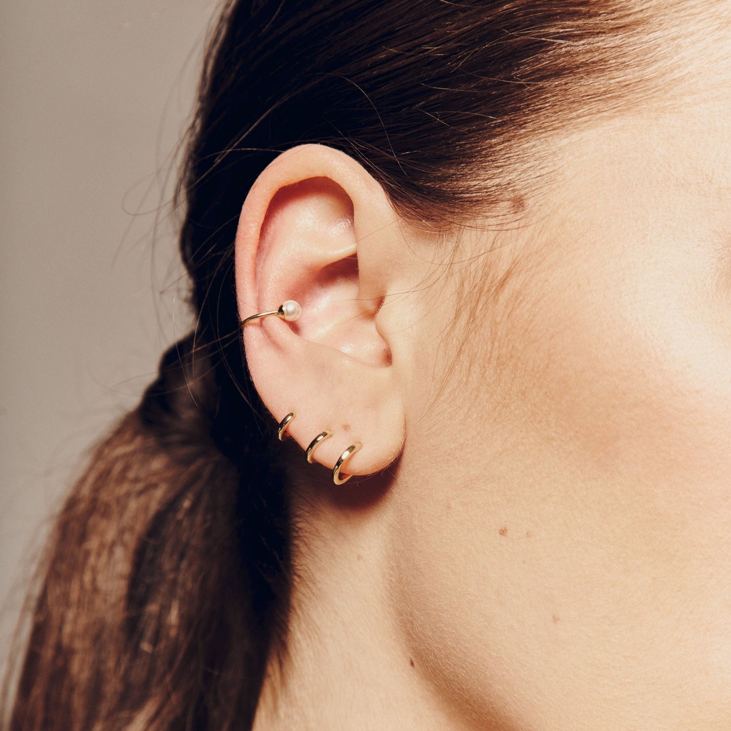 earcuff oro con perlita Bendita Eva