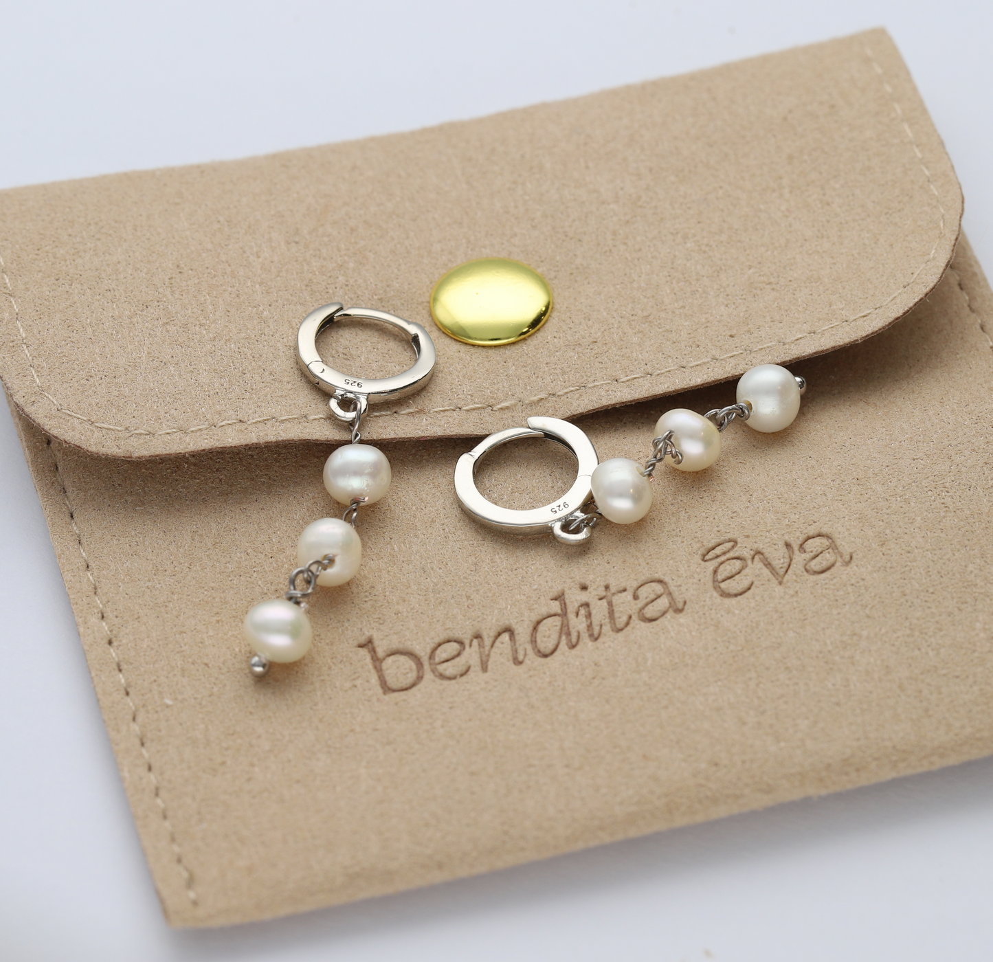 Elegance son unos pendientes compuestos por un aro cerrado de 10 mm seguido por una cadena con 3 perlas naturales regulares- Bendita Eva