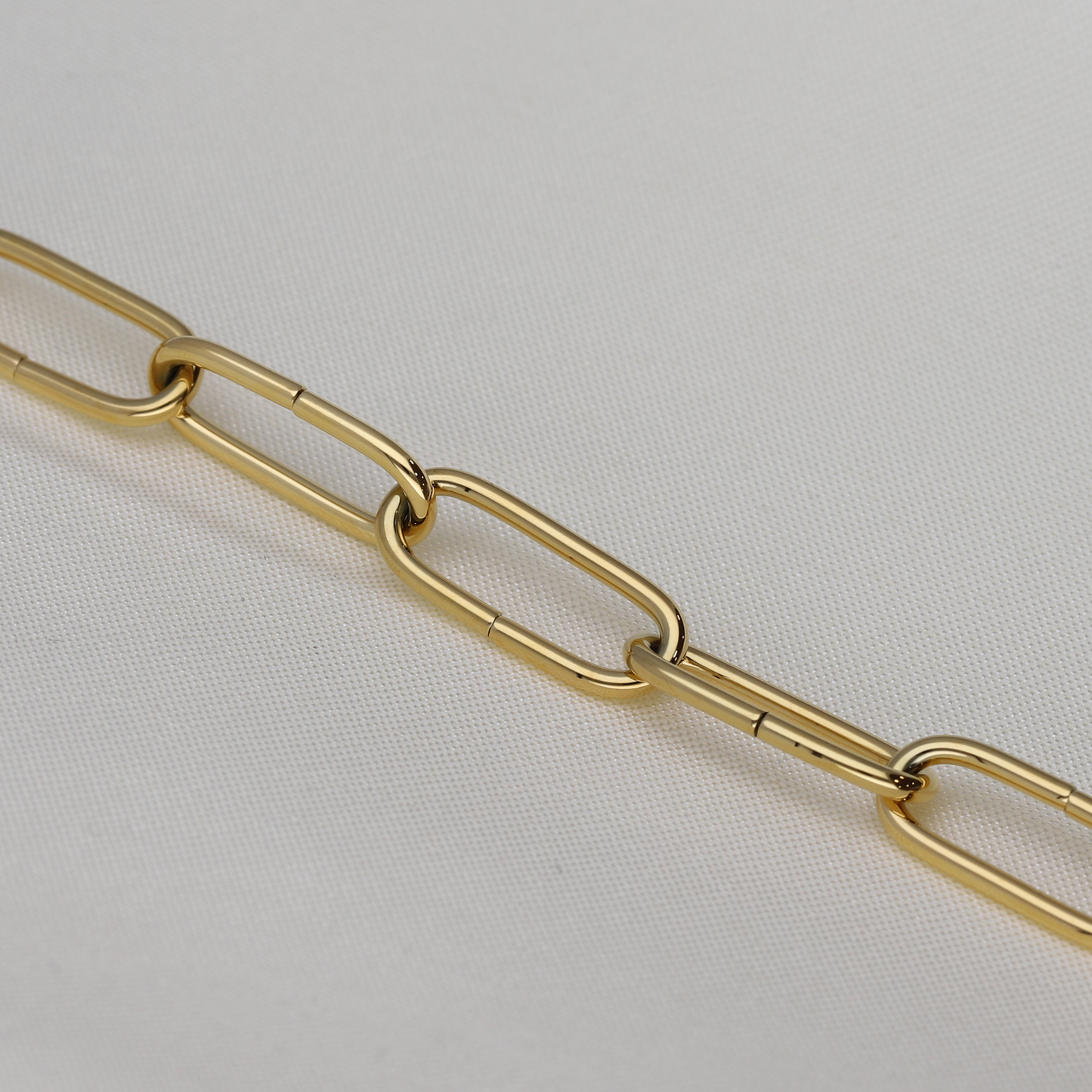 Cuenta con unos eslabones de 10 mm x 4 mm entrelazados entre sí. Esta pieza es resistente al agua , 100% reciclable , hipoalergénica , de fácil mantenimiento , duradera y muy resistente.