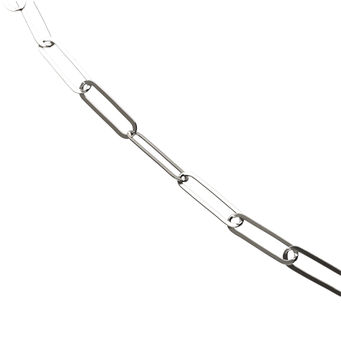 fabricada en Plata de Ley 925 y también disponible con un acabado dorado gracias a su baño de oro de 18 a 23,5 kt de alta calidad. Está compuesta por eslabones de 15 x 4 mm . Además del acabado, puedes elegir el tamaño entre 45 y 60 centímetros.