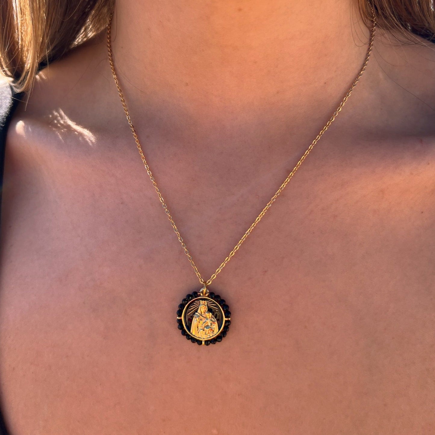 Medalla Virgen del Carmen rodeada de piedras- Bendita Eva