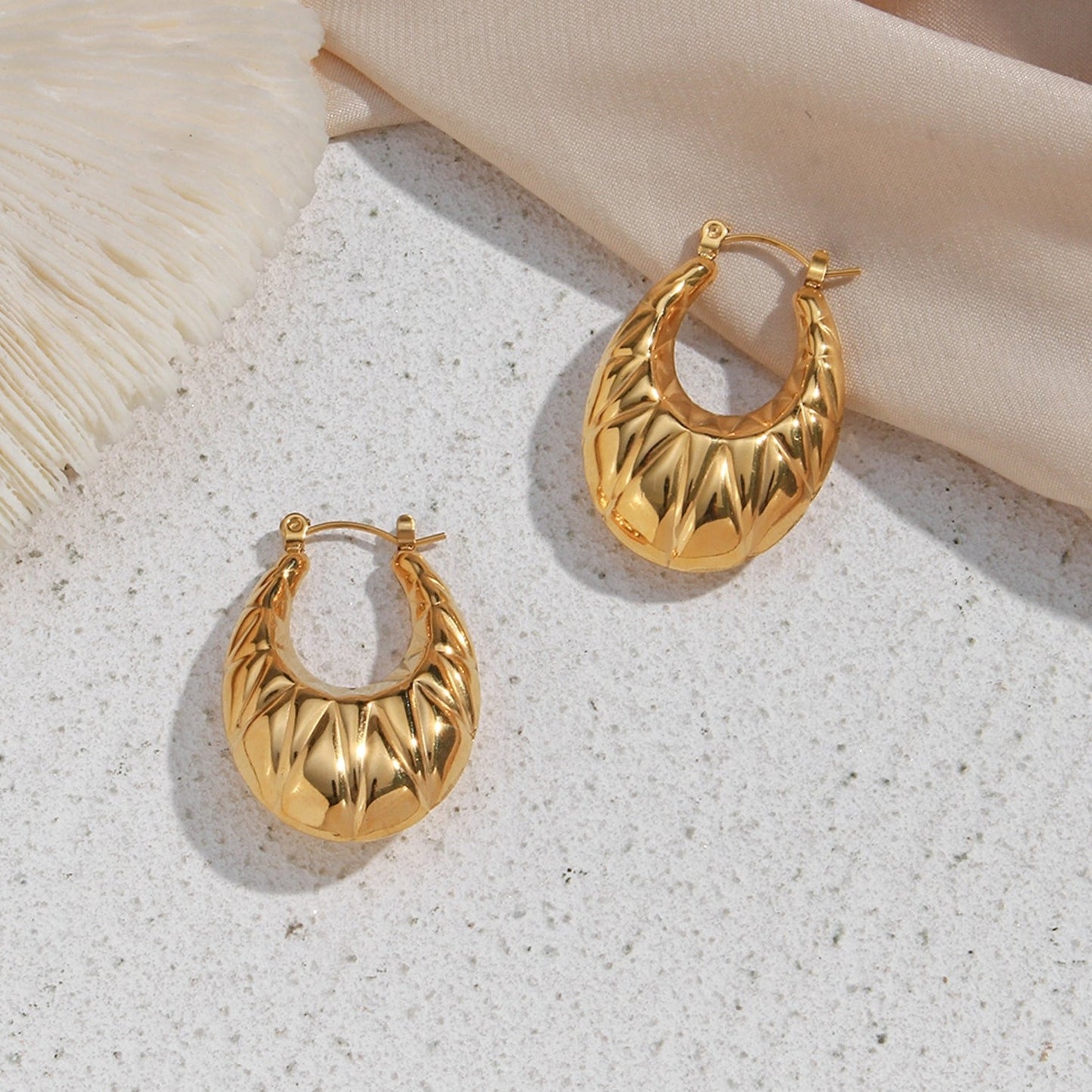 Los aros oro Savanna tienen un grosor de 10 mm y un diámetro de 35 mm. Pieza resistente al agua , 100% reciclable , hipoalergénica , de fácil mantenimiento , duradera y muy resistente.