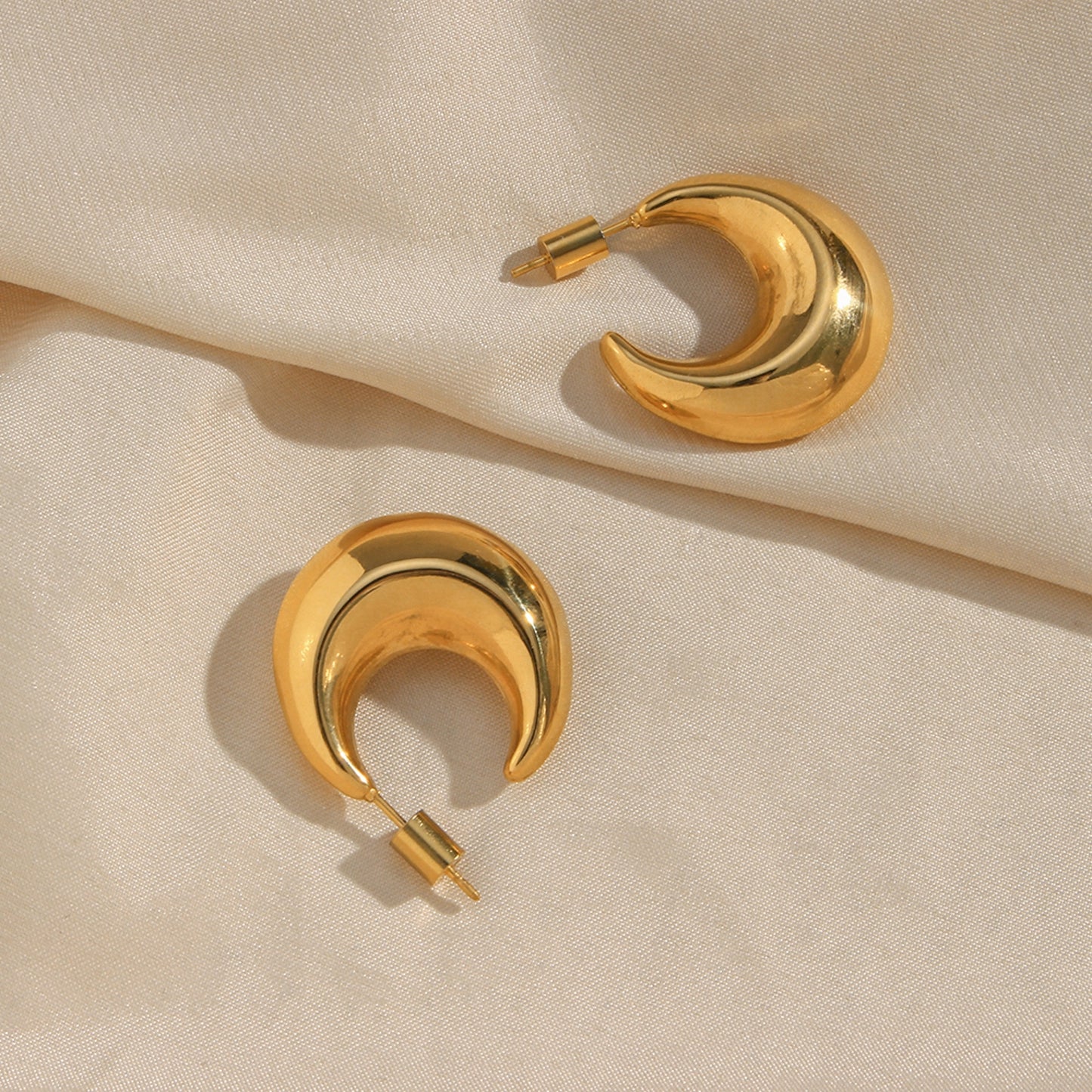 Pendientes resistentes al agua y bañados en oro de alta calidad. Esta pieza es resistente al agua , 100% reciclable , hipoalergénica , de fácil mantenimiento , duradera y muy resistente.