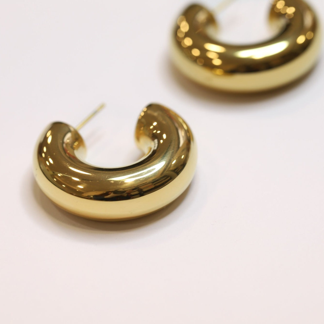 Argollas minimalistas de 31 mm de diámetro. Esta pieza es resistente al agua , 100% reciclable , hipoalergénica , de fácil mantenimiento , duradera y muy resistente.