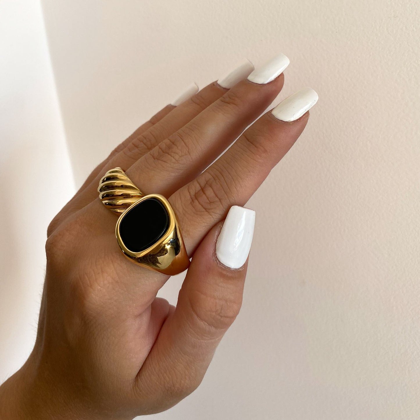 Anillo con una piedra Ónix de 15 mm. Pieza es resistente al agua , 100% reciclable , hipoalergénica , de fácil mantenimiento , duradera y muy resistente.