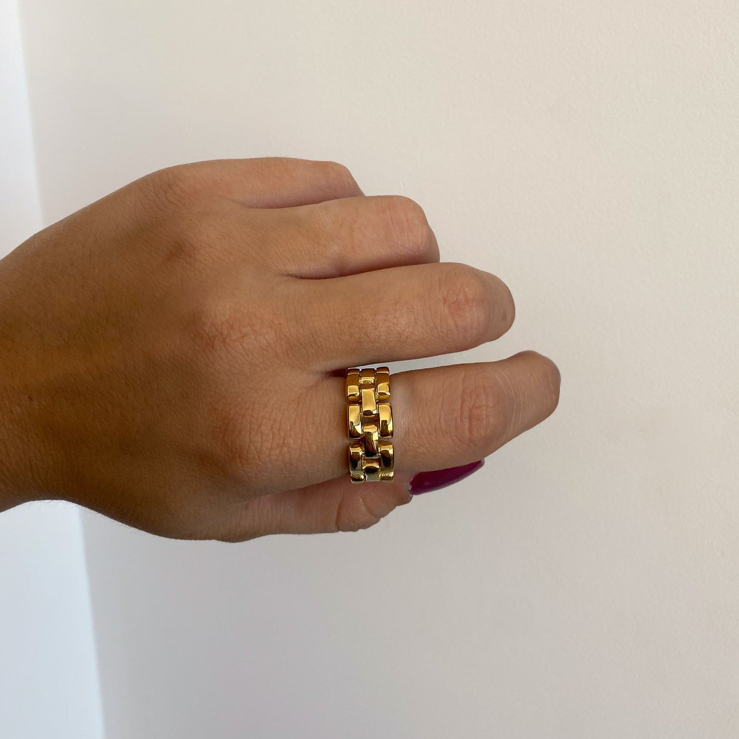 Anillo grueso de 8 mm, resistente al agua , 100% reciclable , hipoalergénica , de fácil mantenimiento , duradera y muy resistente.  Joya waterproof,.