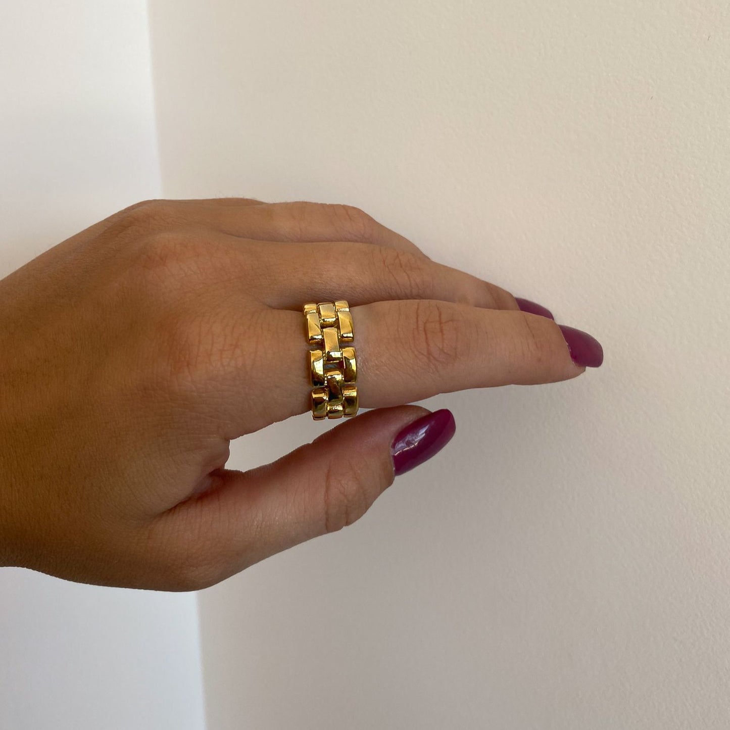 Anillo grueso de 8 mm, resistente al agua , 100% reciclable , hipoalergénica , de fácil mantenimiento , duradera y muy resistente.  Joya waterproof.