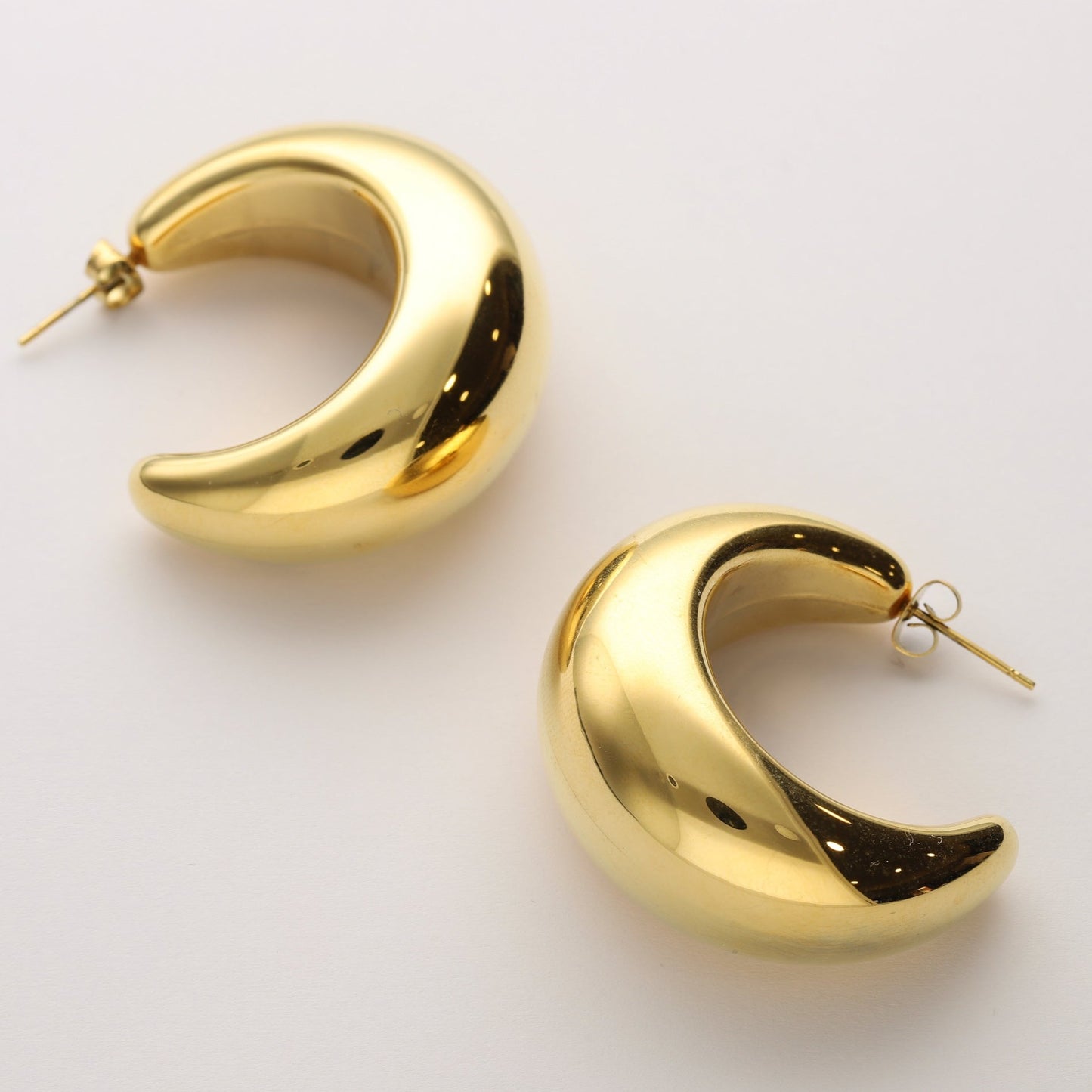 Los aros Lola son unos aros de 41 mm de diámetro ligeros y muy versátiles. Al ser fabricada de acero esta pieza es resistente al agua , 100% reciclable , hipoalergénica , de fácil mantenimiento , duradera y muy resistente.