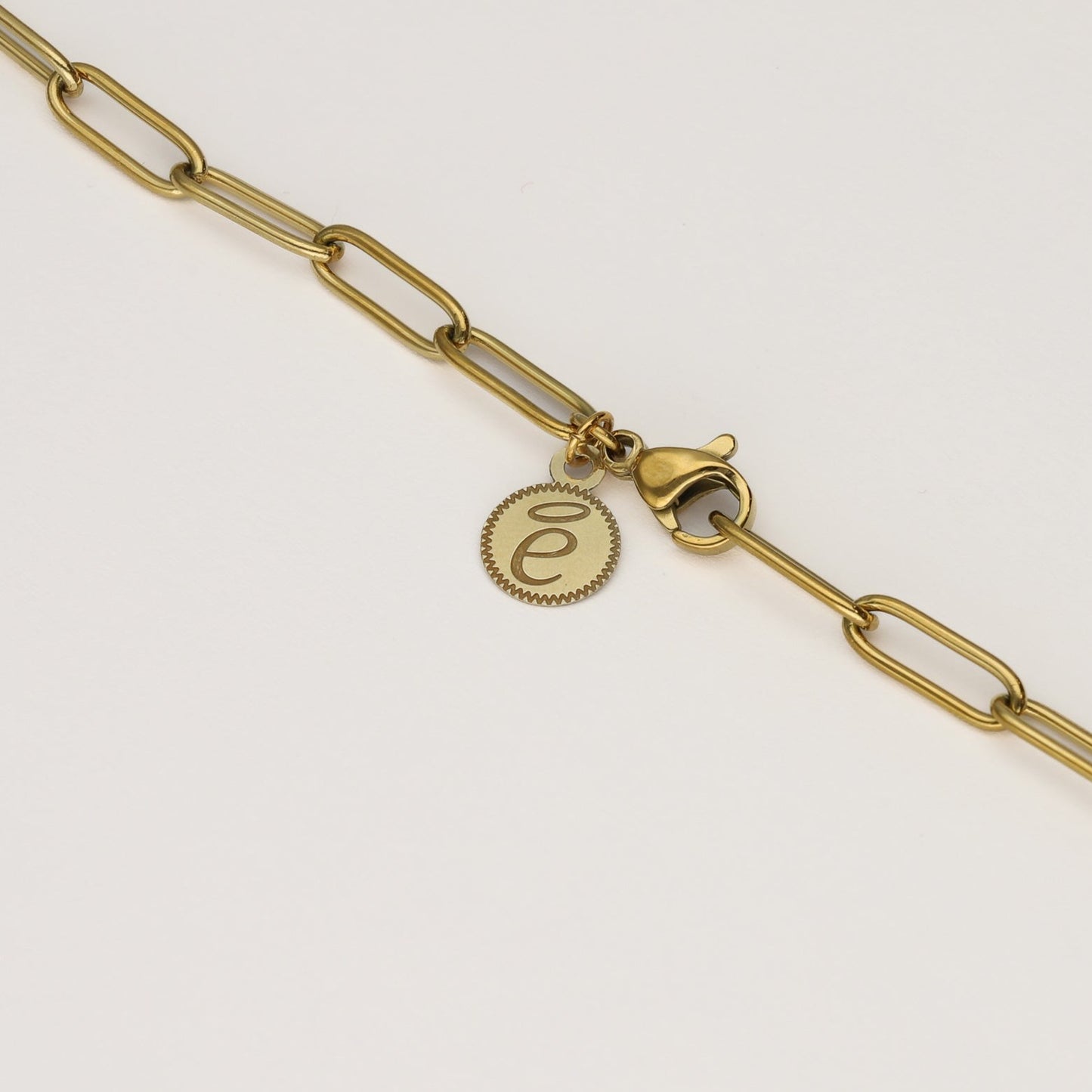 El collar de eslabones sencillos Basic y alargados es una joya especial, sencilla y versátil. La cadena eslabón está fabricada con materiales de alta calidad y bañada en oro de 18 kt , sus eslabones miden 7mm x 18 mm y su cierre ajustable de 60 cm.