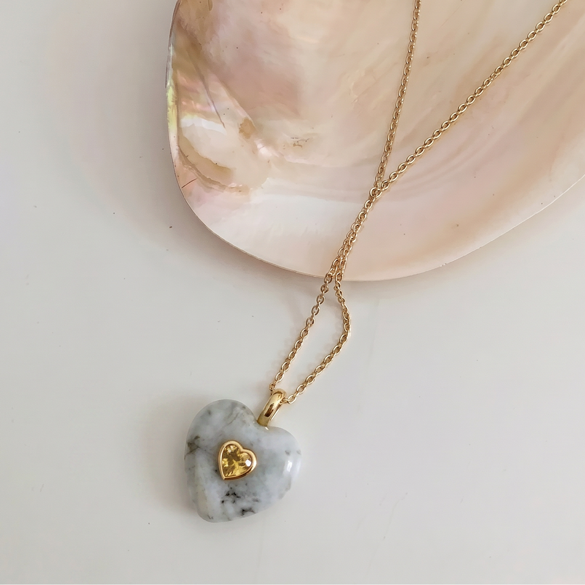 Labradorita: significado, propiedades y por qué es una de las piedras más fascinantes en joyería