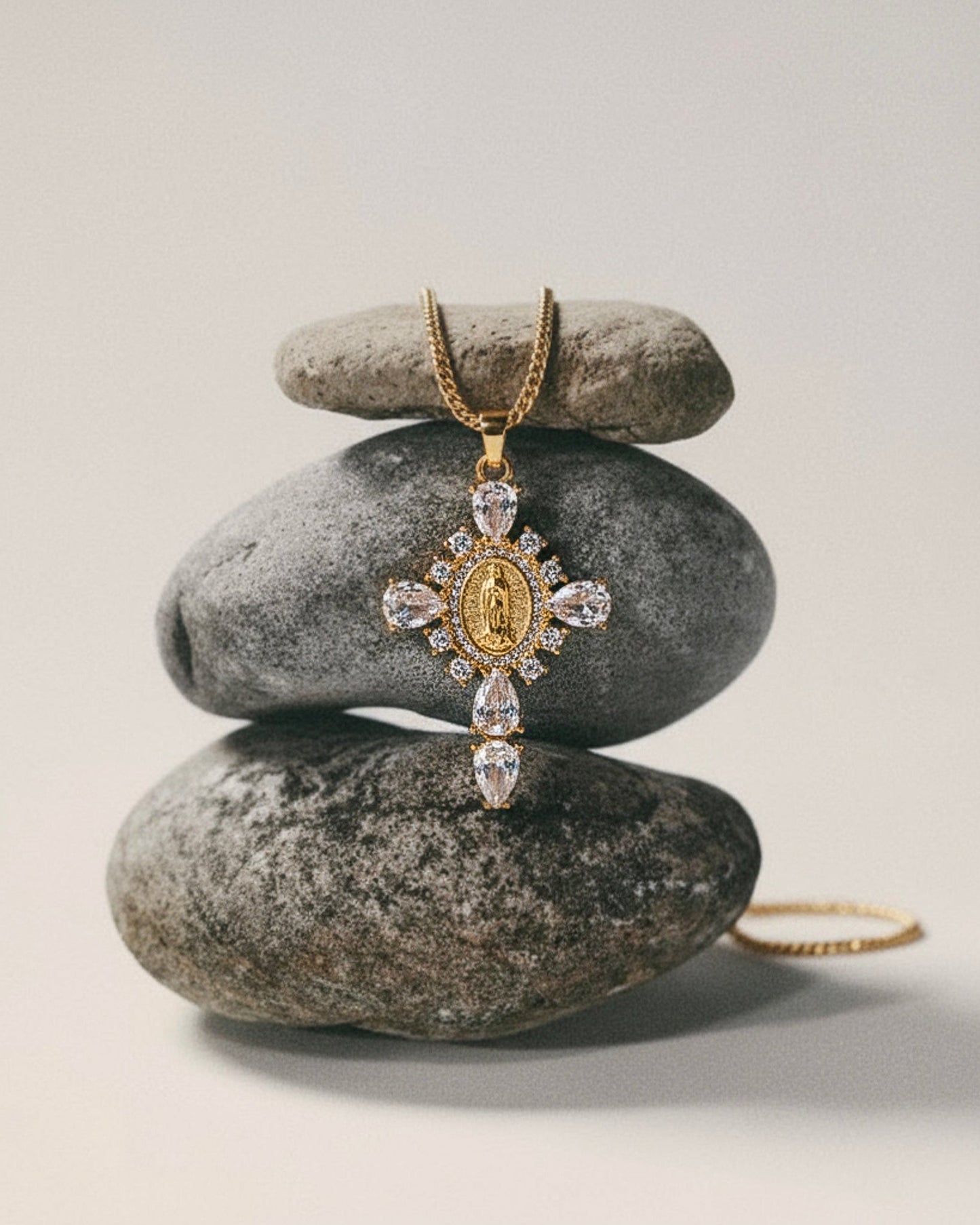 Cruz de circonitas blancas: la joya icónica que combina elegancia, significado y calidad