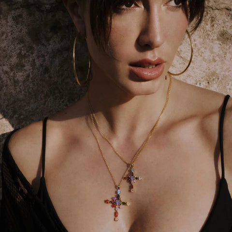 Coleccion New In: Te invitamos a descubrir nuestras últimas novedades en joyería, que incluyen una variedad de collares, colgantes, pulseras, pendientes y anillos.