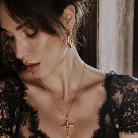colgantes, anillos, pulseras y pendientes, fabricados en plata de ley o acero inoxidable todos bañados en oro de 18K.