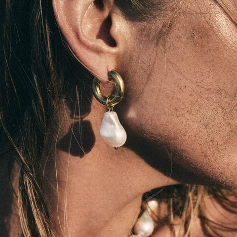 Pendientes de perlas naturales , perlas redondas , perlas barrocas fabricadas en plata de ley , acero inoxidable y tambien bañadas en oro de 18K