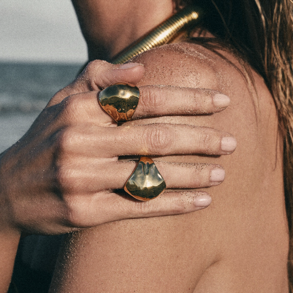 
                      
                        El anillo Stone , es un anillo Martillado de 23 mm de grosor y diseño XL- Bendita Eva
                      
                    