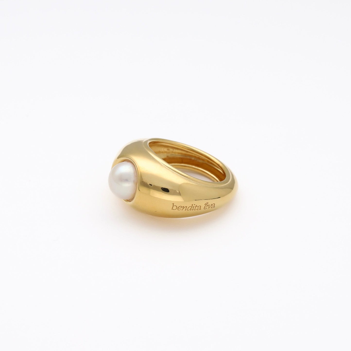 Anillo de plata de ley 925 bañado en oro de 18K con perla natural. Diseño minimalista y bold que aporta carácter y sofisticación a cualquier estilo.








