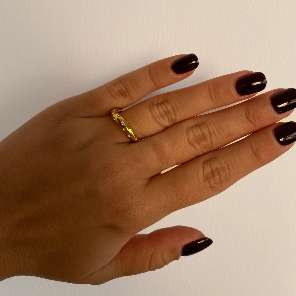 
                      
                        Anillo minimalista con circonita de acero inoxidable bañado en oro de 18k - Bendita Eva
                      
                    