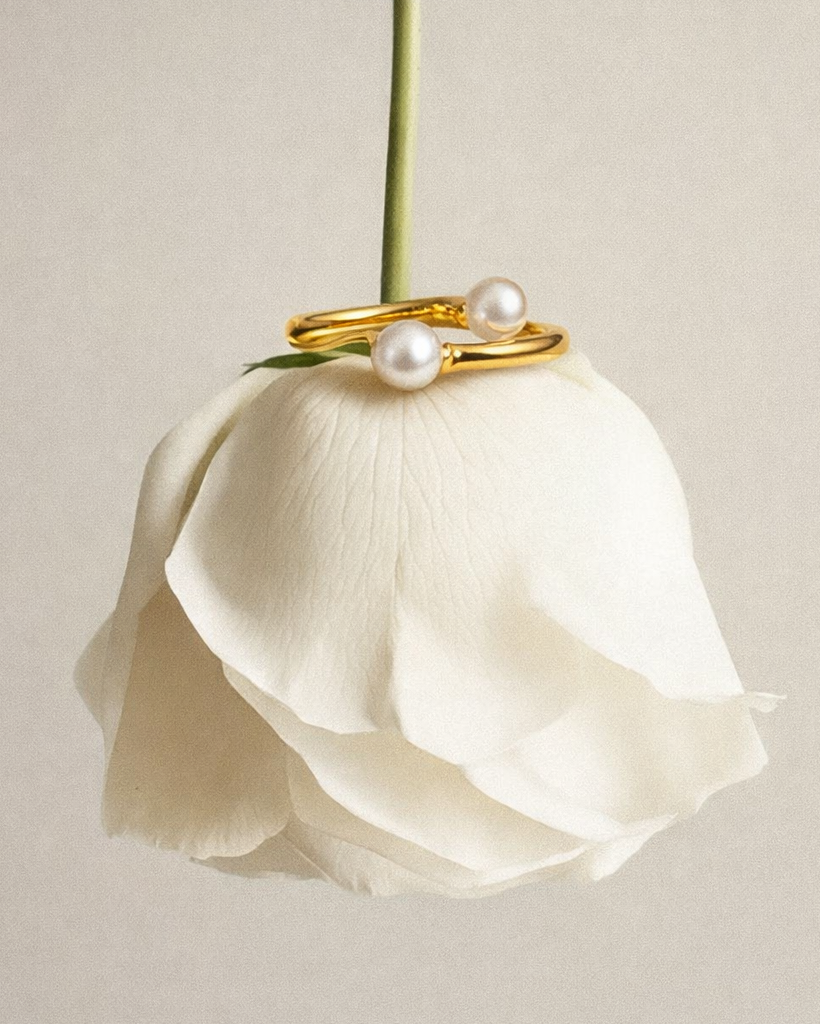 anillo con doble perla de Bendita Eva