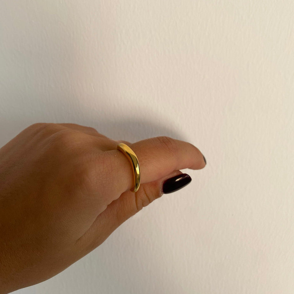 Anillo waterproof de diseño liso y minimalista bañado en oro de 18k - Bendita Eva