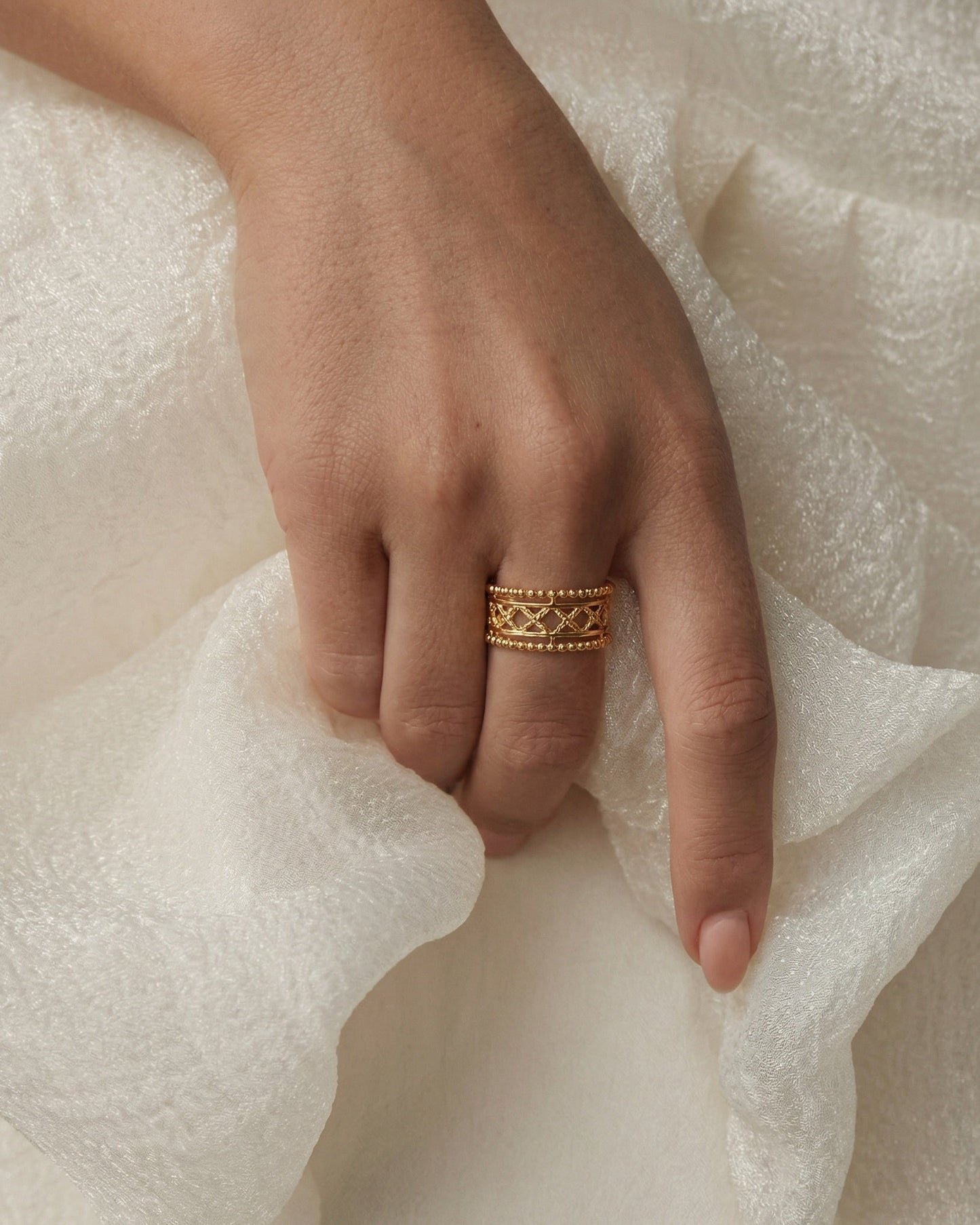 Cada joya Bendita Eva cuenta tu historia: plata de ley bañada en oro, perlas naturales y artesanía española para acompañarte siempre.