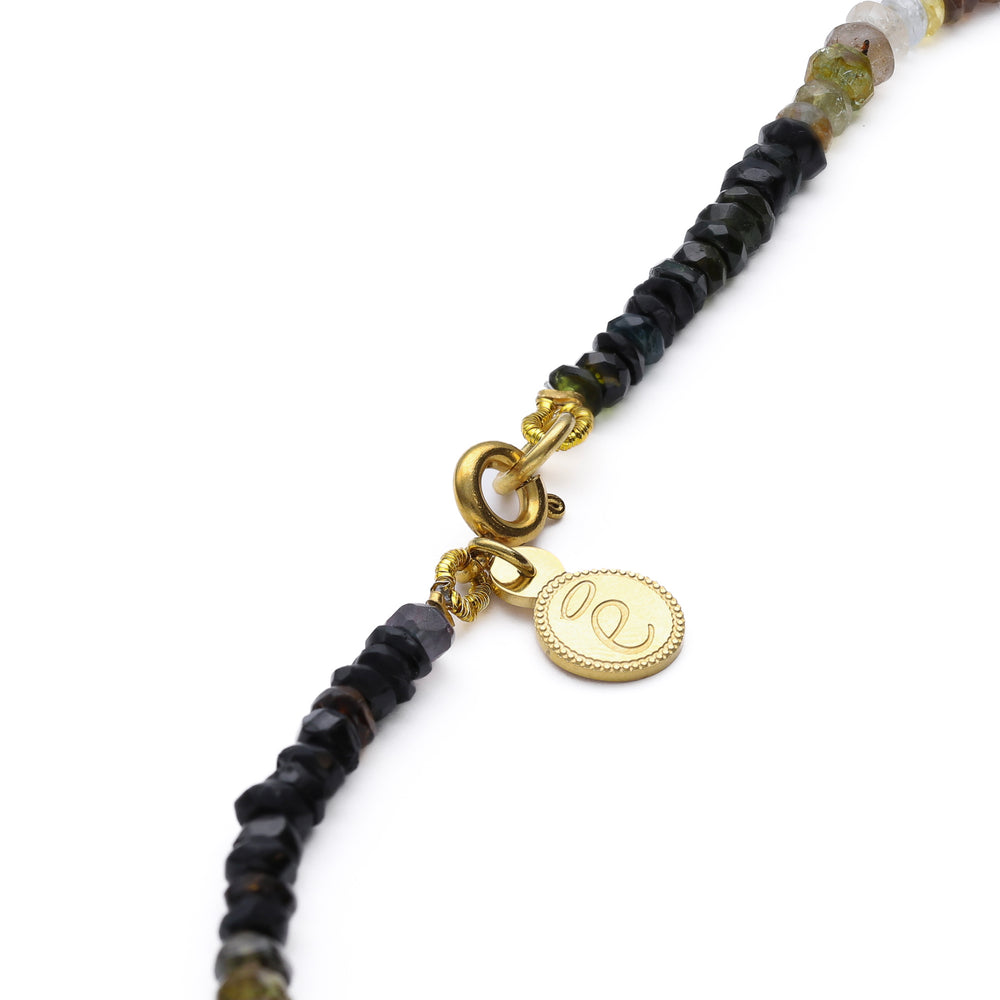 
                      
                        Collar de piedras de 4 mm de Turmalina enfilado a mano de 40 cm con cierre reasa de acero y baño de oro de 18K-Bendita Eva
                      
                    