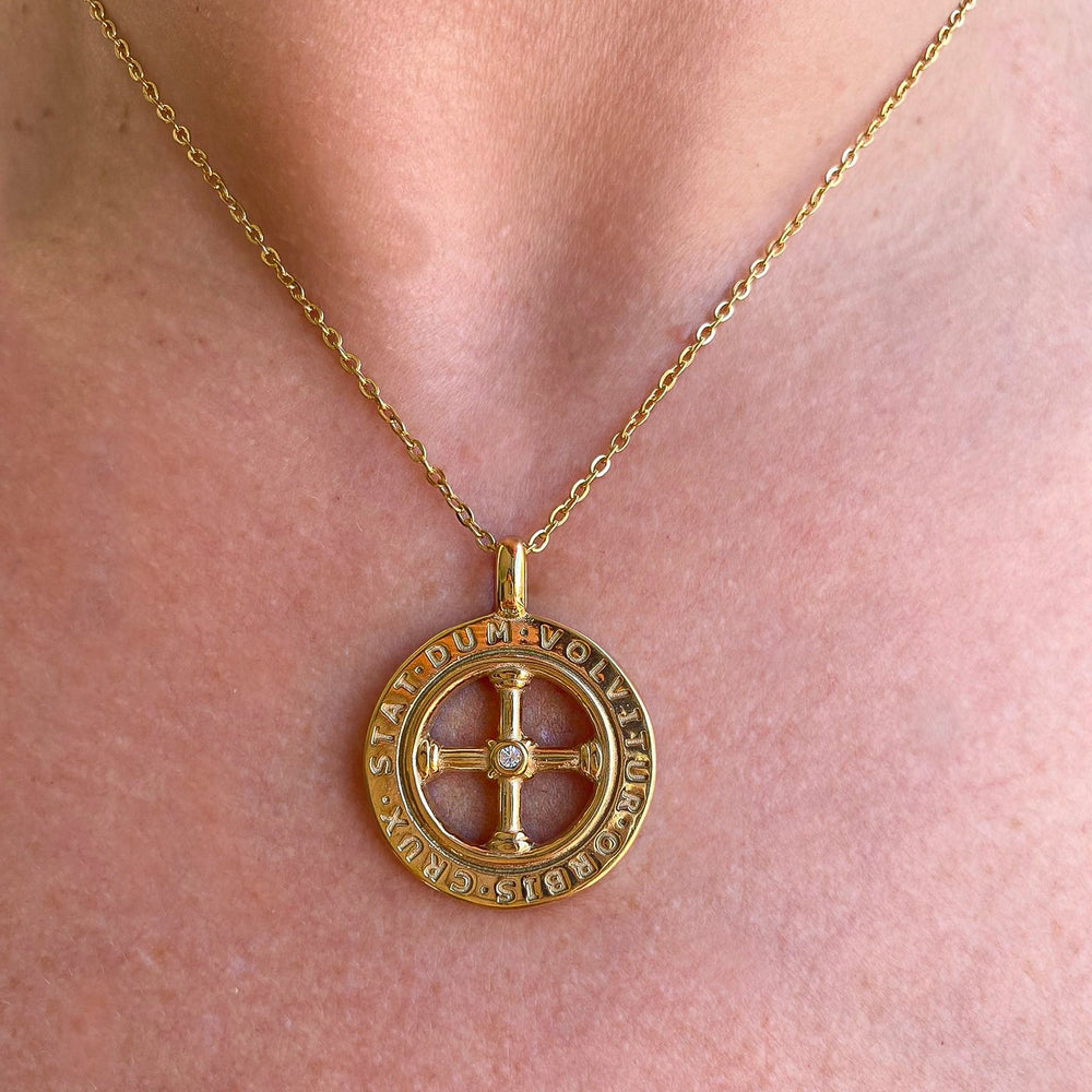 
                      
                        Colgante Cruz de acero y baño de oro de 18K - Bendita Eva
                      
                    