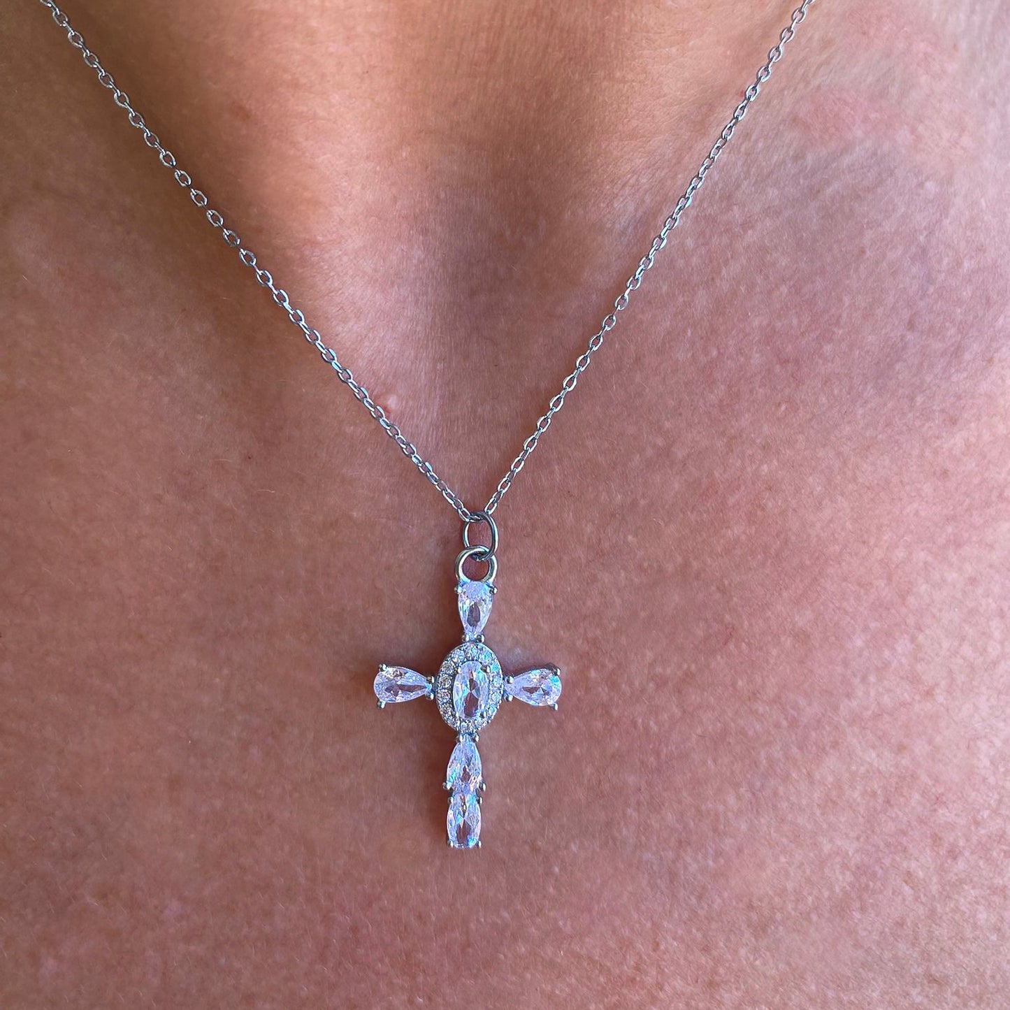 Colgante Cruz de circonitas blancas y plata de ley 925 de Bendita Eva