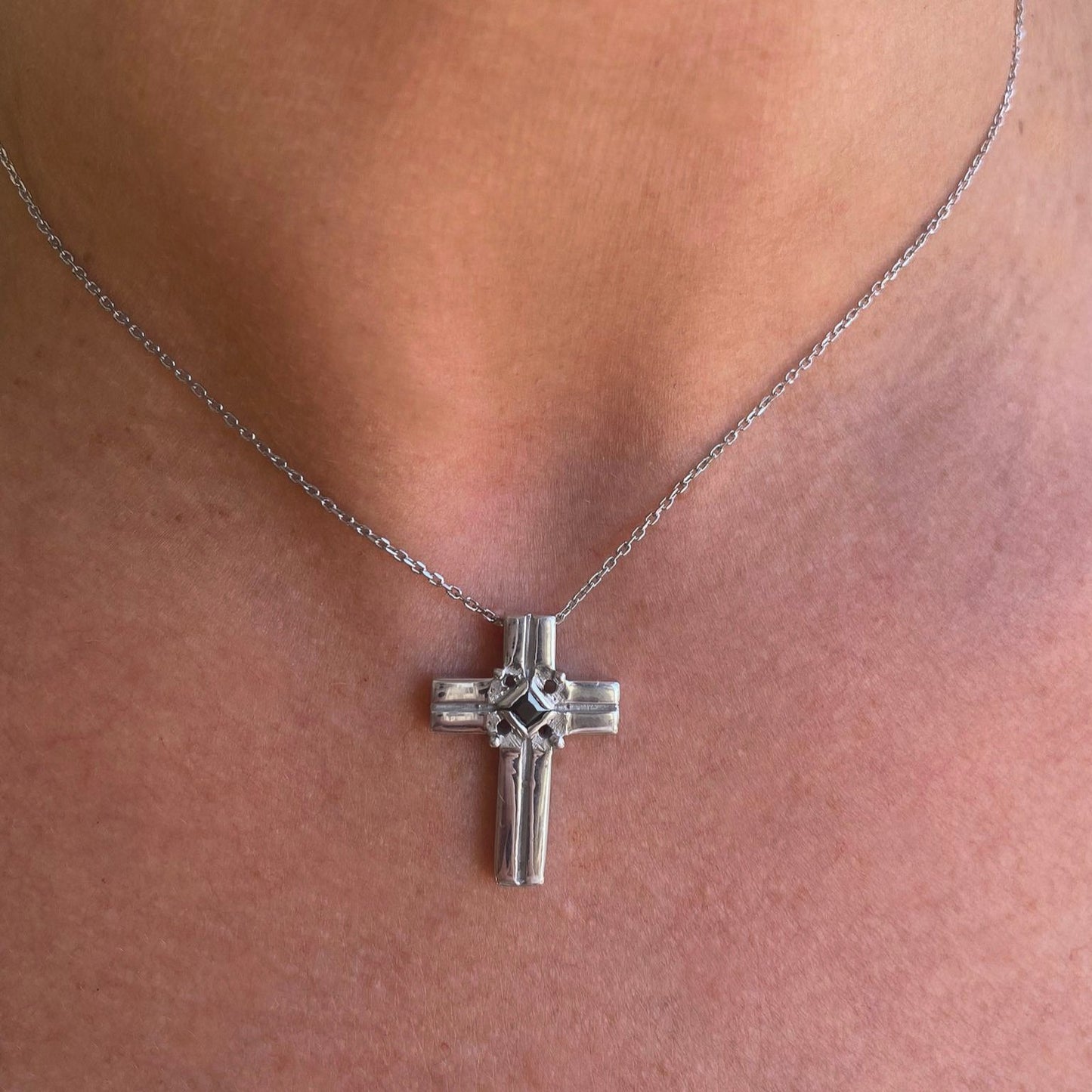 Colgante Cruz plata de ley con cadena fina y una piedra negra - Bendita Eva