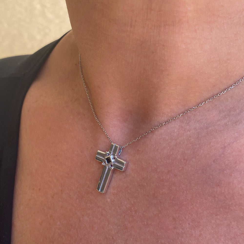 
                      
                        Colgante Cruz plata de ley con cadena fina y una piedra negra - Bendita Eva
                      
                    