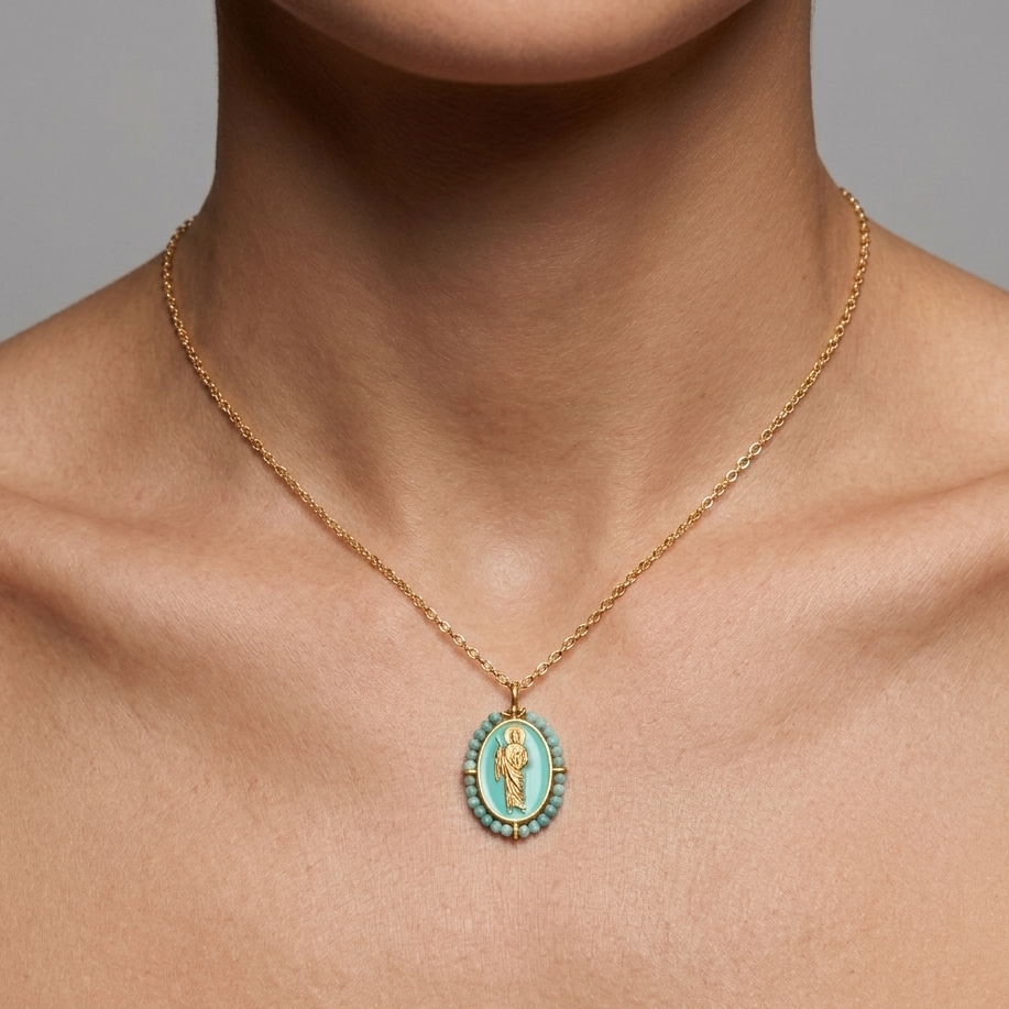 Colgante San Judas Tadeo con Amazonita combina espiritualidad, fuerza y estilo en una joya única. La medalla de 21 mm representa al patrón de las causas perdidas