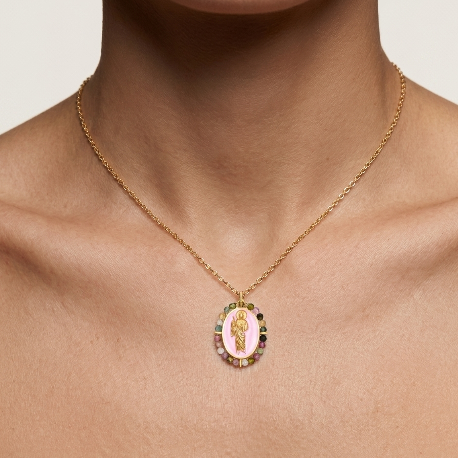 Colgante San Judas Tadeo con Turmalina Rosa es más que una joya: es un amuleto de protección y transformación. Esta pieza de 21 mm está inspirada en el patrón de las causas perdidas, acompañándote en momentos difíciles y fortaleciendo tu energía interior.