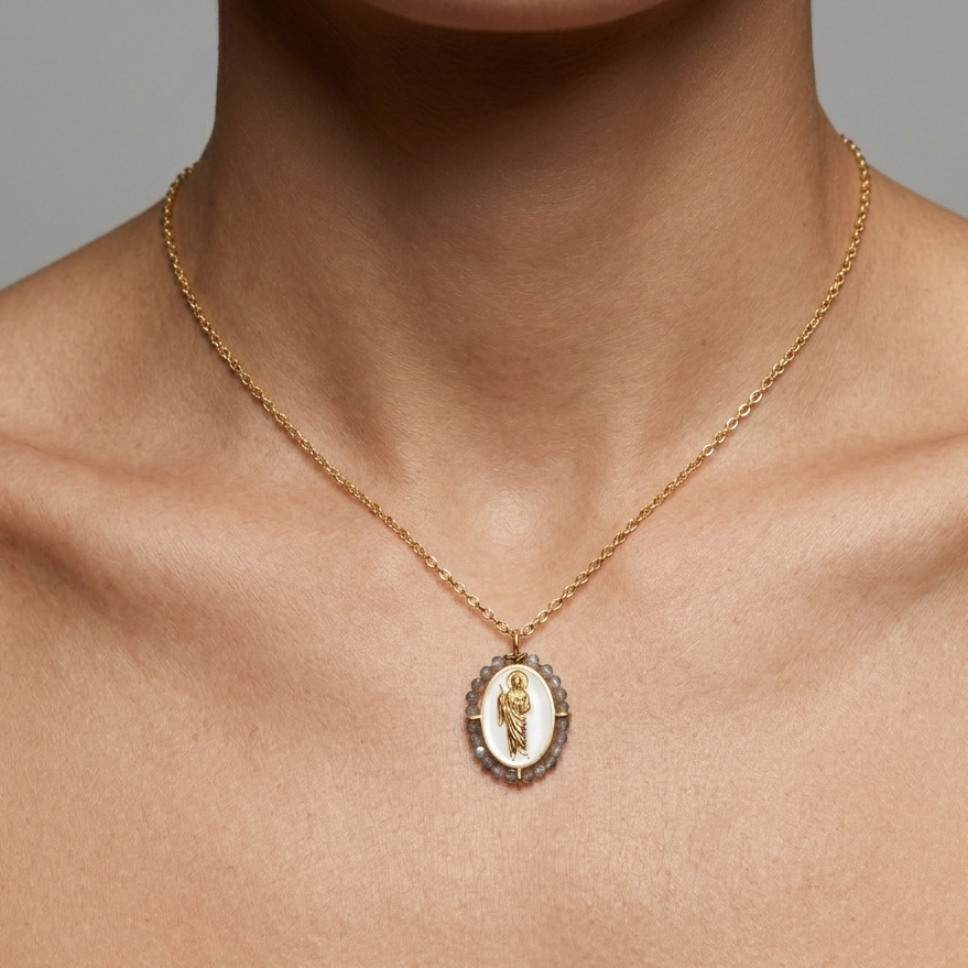 Colgante San Judas Tadeo con piedras naturales de labradorita de 2,5 mm y medalla protectora de 21 mm hecho artesanalmente en España por Bendita Eva.