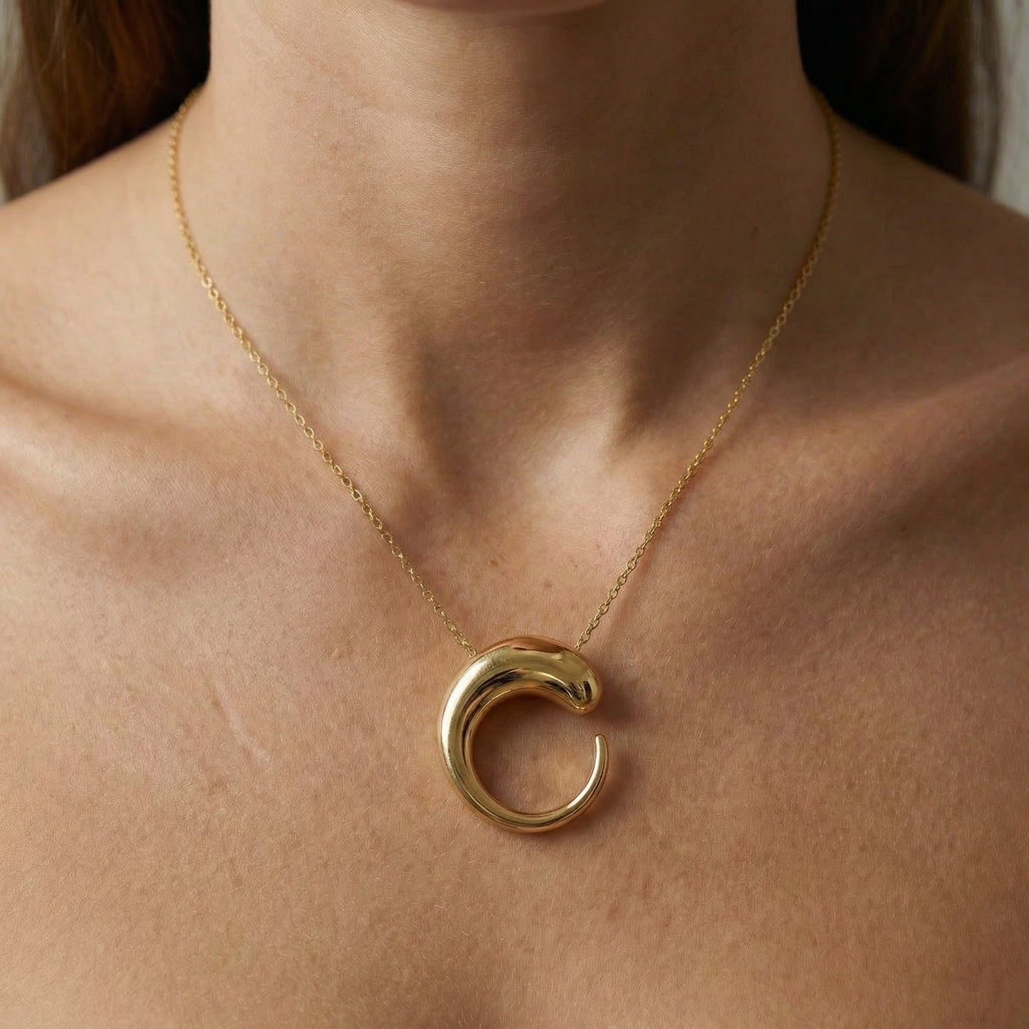 Este colgante de forma orgánica inspirado en el creciente es una joya con significado asociada a la renovación, la intuición y los nuevos comienzos-Bendita Eva