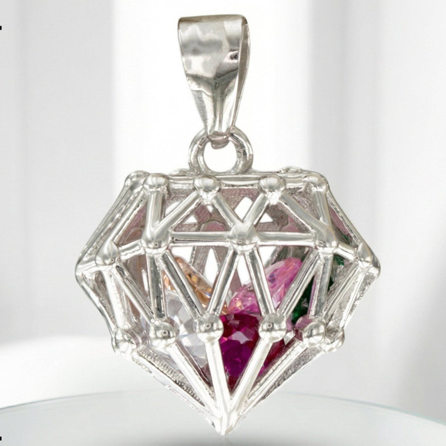 Mide 20&nbsp;mm y está fabricado en España de manera artesanal en plata de ley convirtiendose en una joya especial y atemporal.&nbsp;