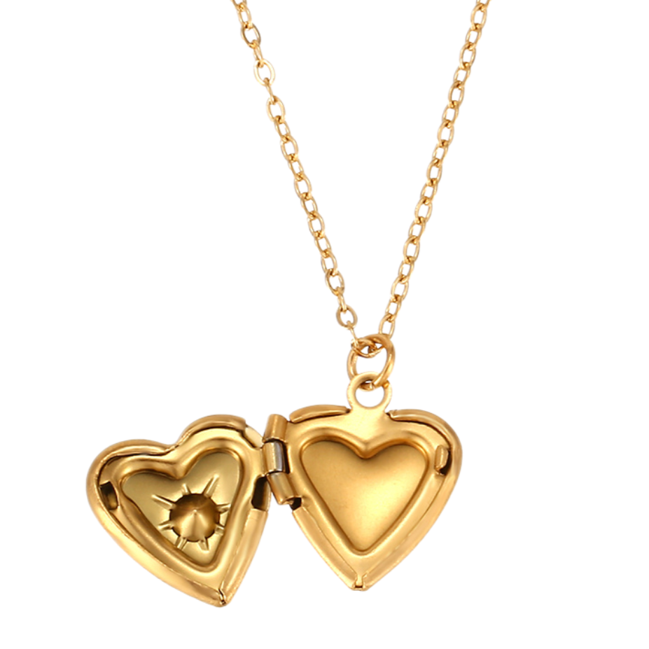 Este colgante corazón portafoto de 16 x 13 mm es un amuleto cargado de significado, diseñado para guardar recuerdos y emociones cerca del corazón.