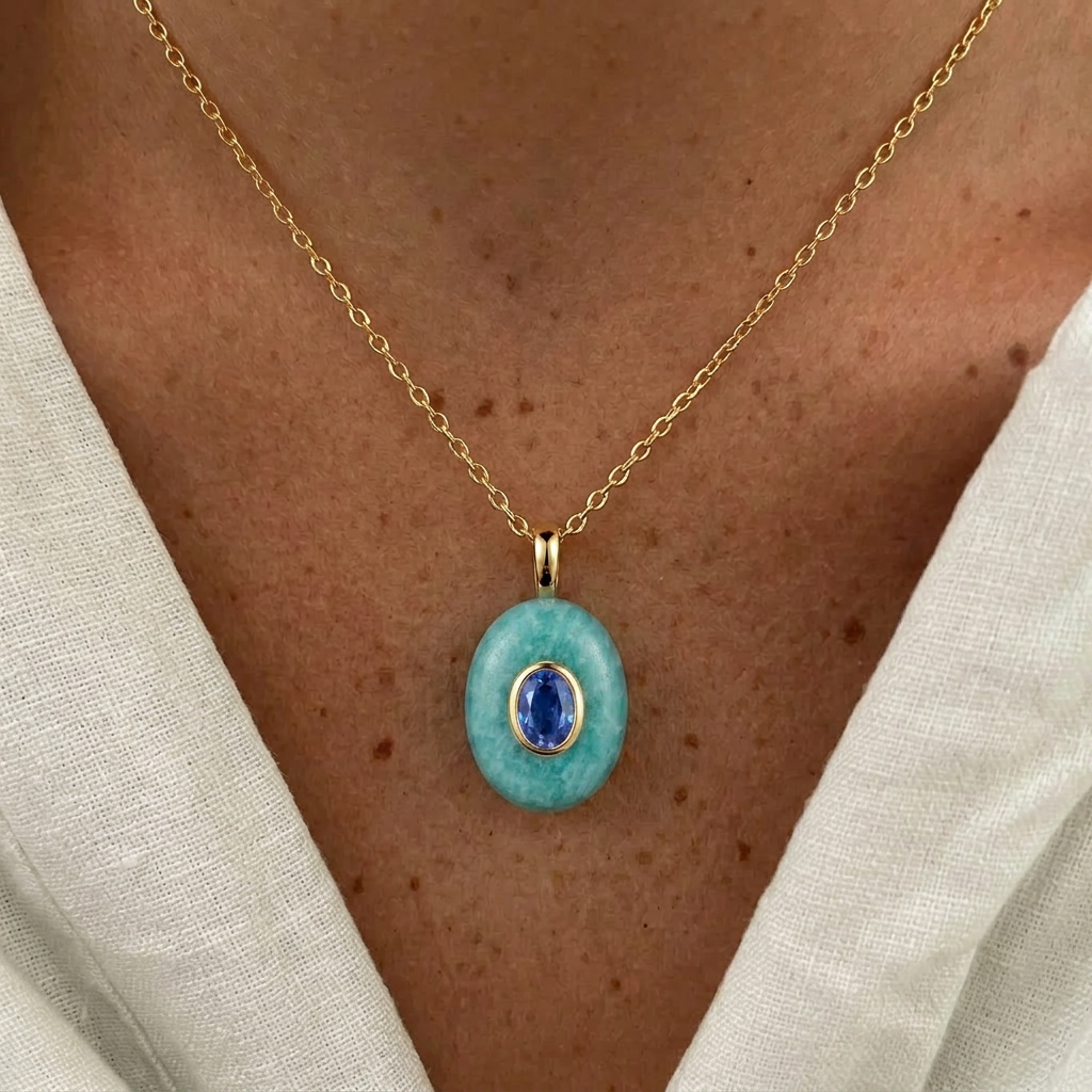 Descubre el Colgante Óvalo Amazonita de Bendita Eva. Elaborado con piedra natural, circonita central, acero inoxidable 316L bañado en oro de 18K y acabado waterproof. Un amuleto inspirado en el equilibrio, la serenidad y la autenticidad-Bendita Eva