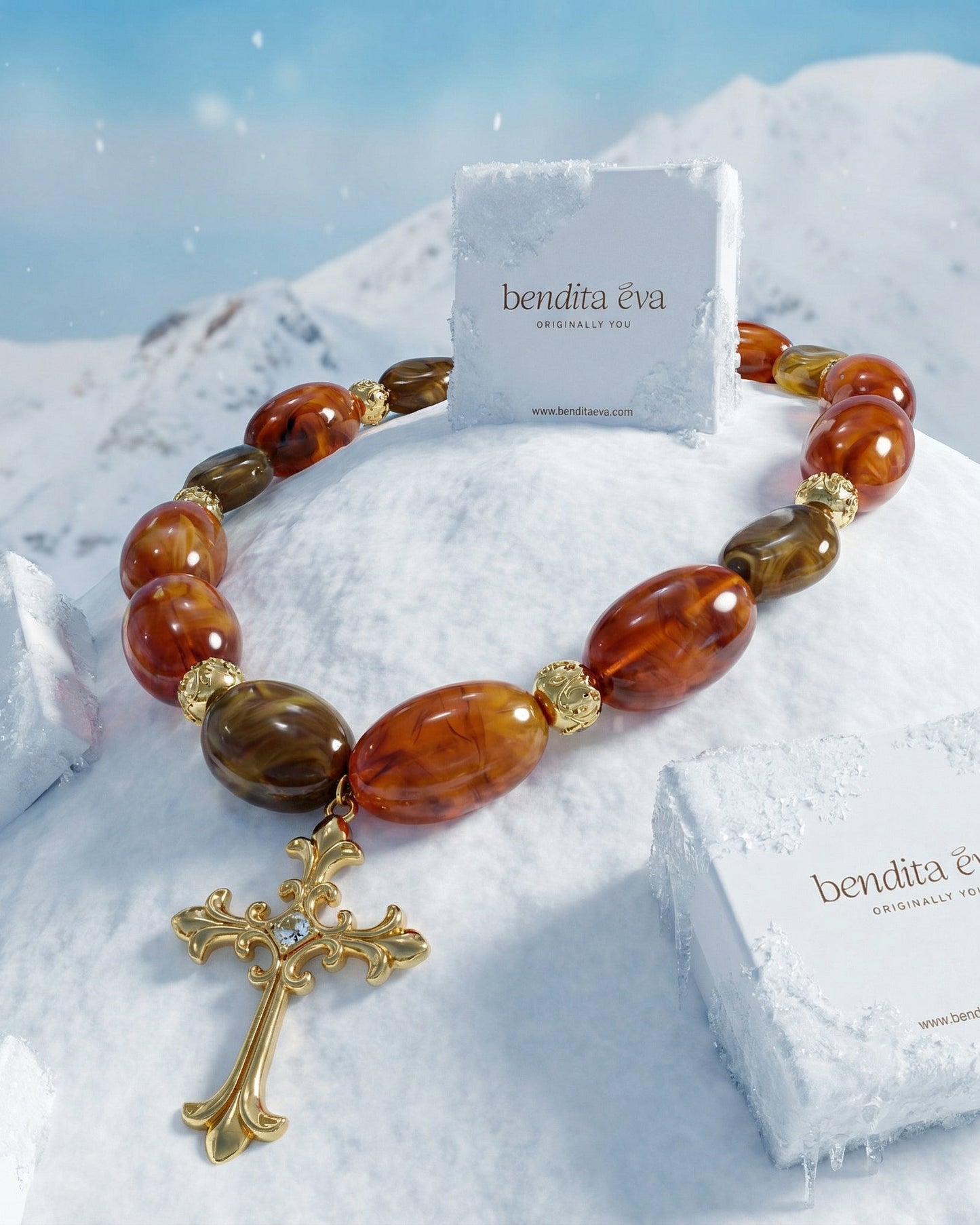 Colgantes únicos con símbolos, cruces y corazones sagrados. Joyas artesanales pensadas para acompañarte siempre.