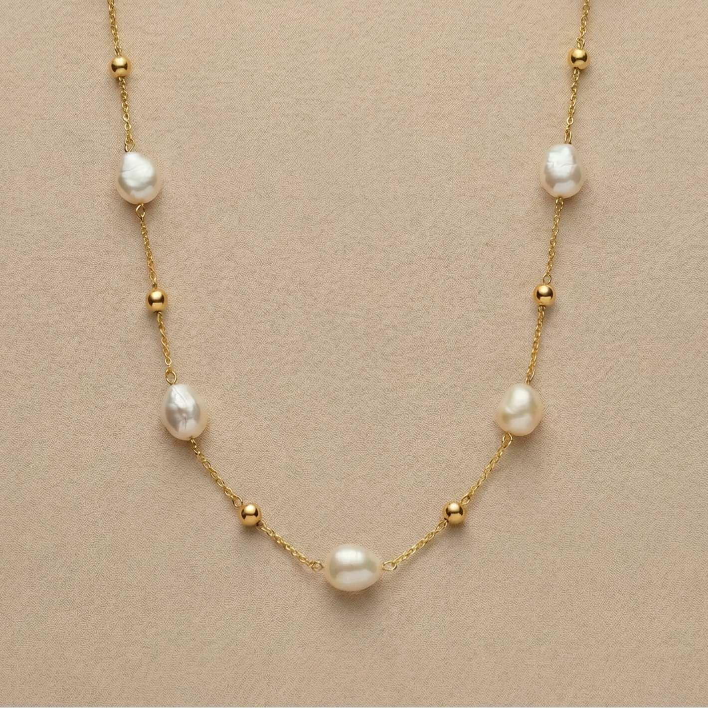 Collar de perlas naturales y bolitas en plata de ley y oro de 18K de Bendita Eva