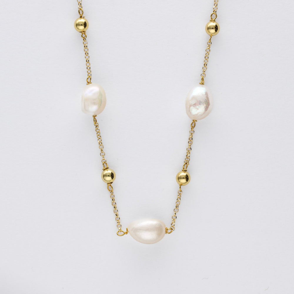 Collar de cadena fina ajustable con perlas naturales y bolitas doradas, hecho en plata bañada en oro de 18K - Bendita Eva