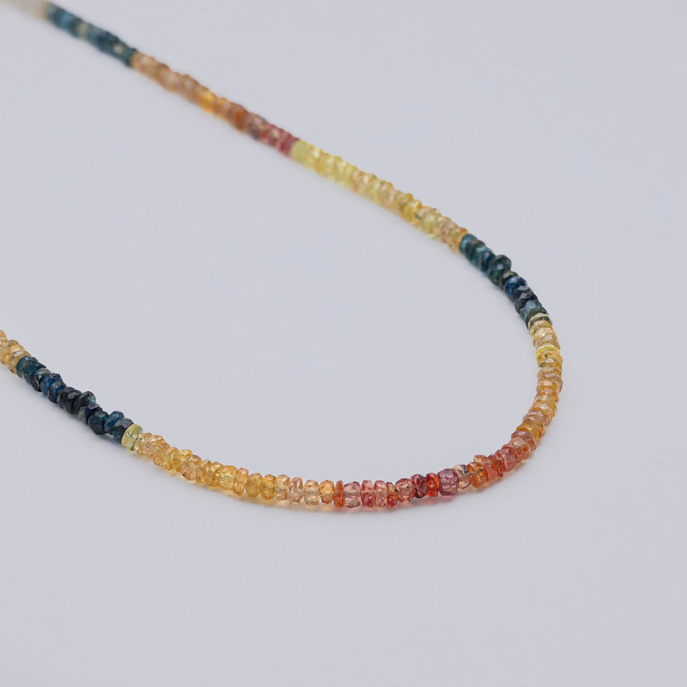 
                      
                        Collar de piedras zafiro multicolor con cierre reasa de acero bañado en oro de 18K - Bendita Eva
                      
                    