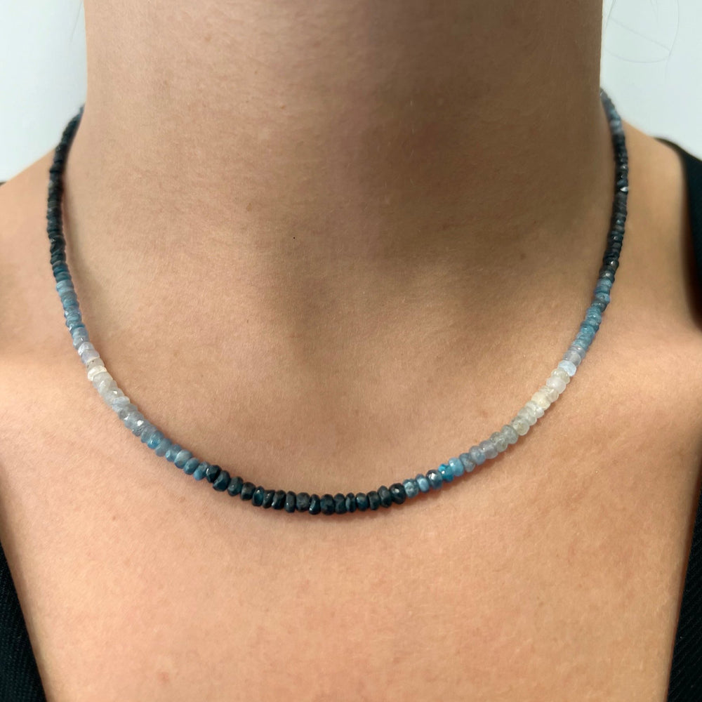 
                      
                        Collar de piedras zafiro azul con cierre reasa de acero bañado en oro de 18K - Bendita Eva
                      
                    