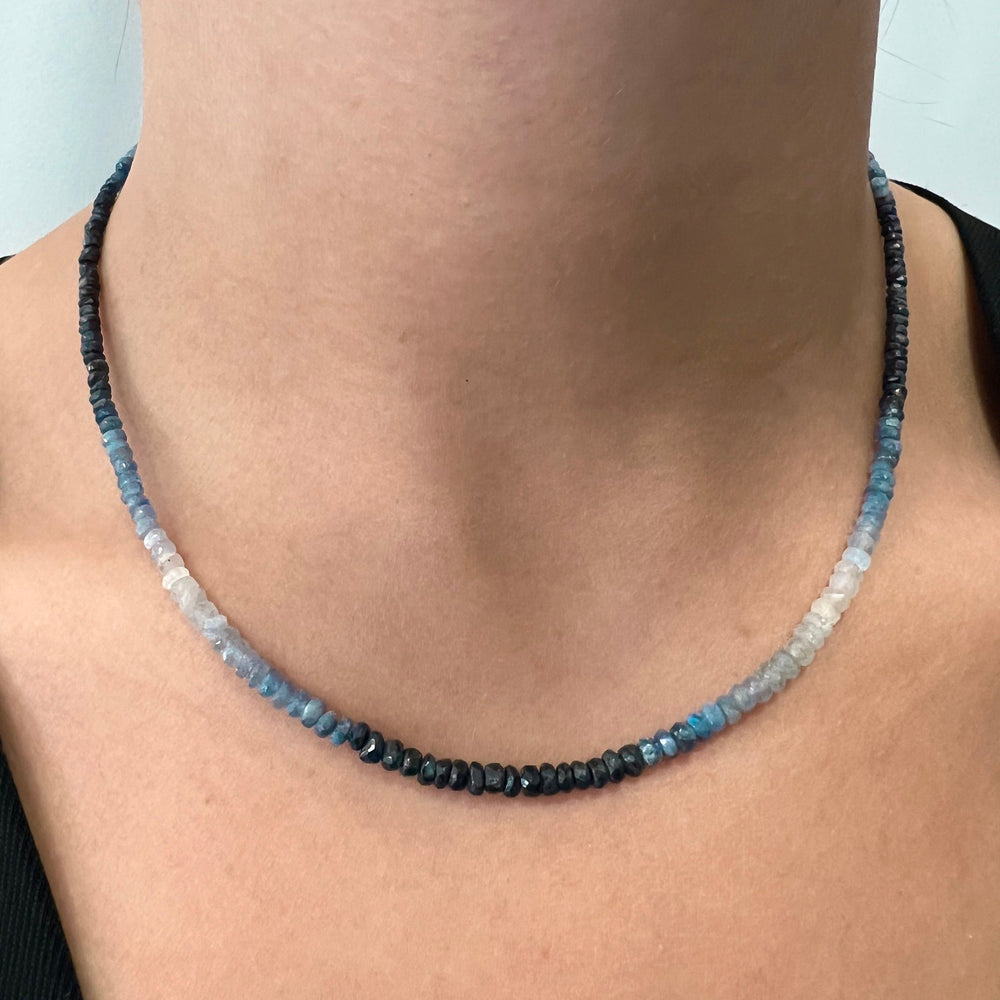 
                      
                        Collar de piedras zafiro azul con cierre reasa de acero bañado en oro de 18K - Bendita Eva
                      
                    