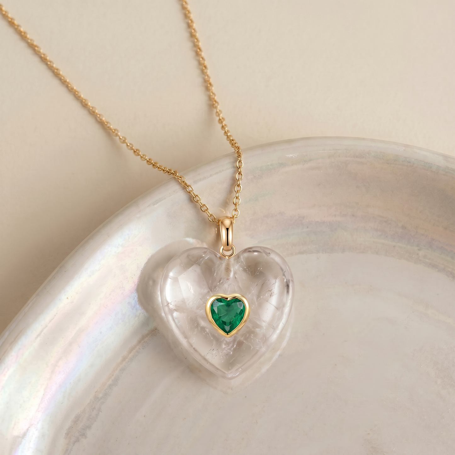 Corazón de cuarzo blanco con circonita verde esmeralda - Bendita Eva