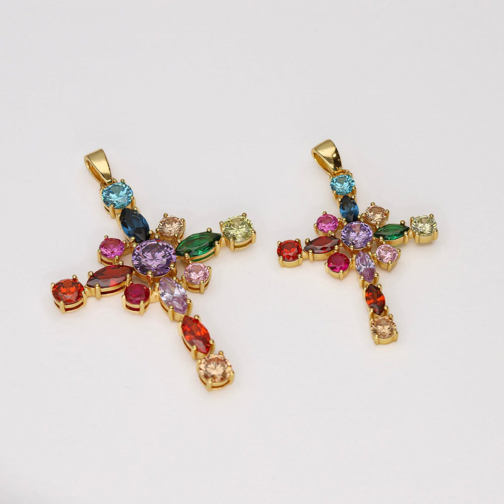 
                      
                        colgante de cruz de 3 cm con 14 piedras naturales de colores fabricada en plata de ley y bañada en oro de 18K - Bendita Eva
                      
                    