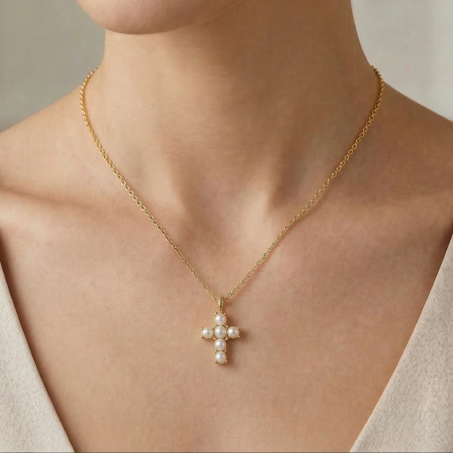 Cada detalle cuenta, y nuestro colgante de cruz con perlas naturales lo demuestra. Con 6 perlas engarzadas cuidadosamente, este diseño delicado refleja simplicidad, elegancia y personalidad - Bendita Eva