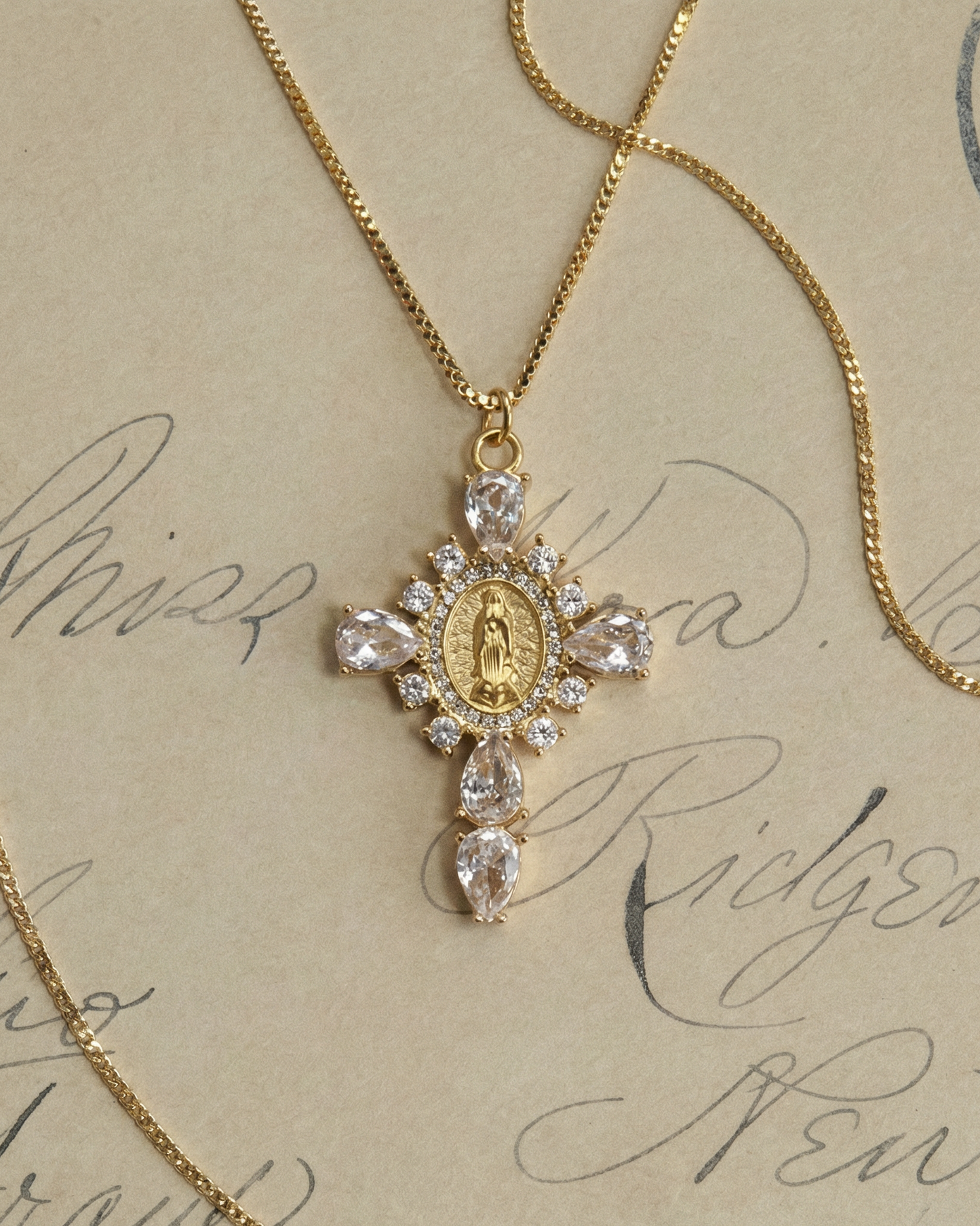 Cruz waterproof con circonitas blancas de Bendita Eva